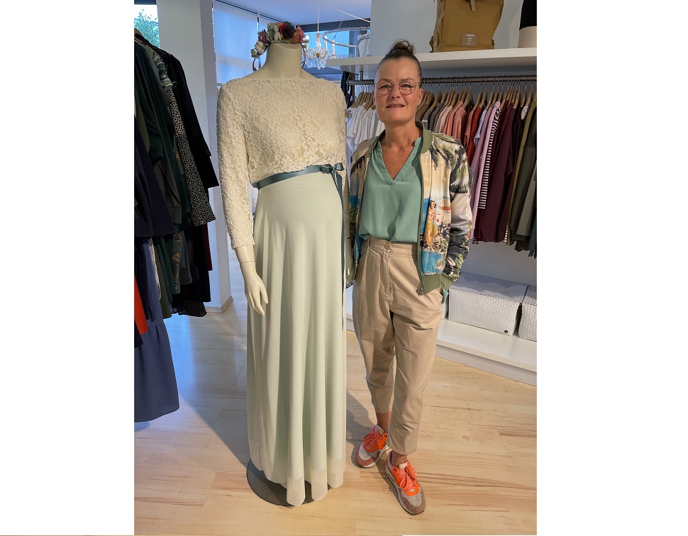 Bild Mit Babybauch vor den Altar